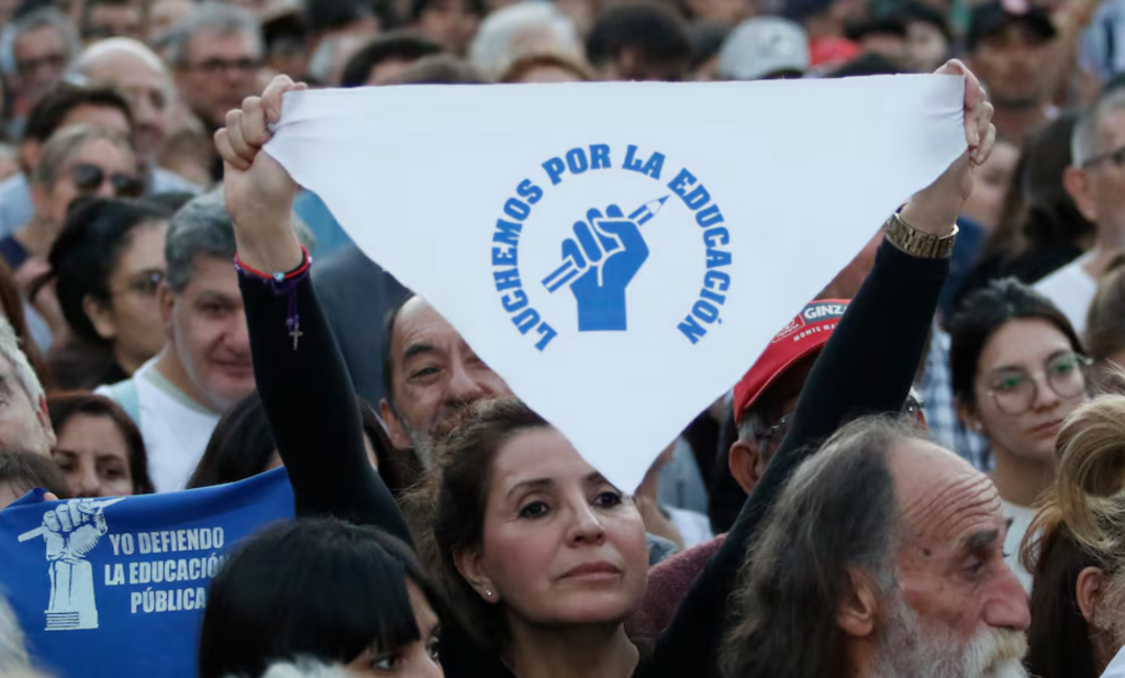 Masiva marcha universitaria en Plaza de Mayo de estudiantes y docentes ...